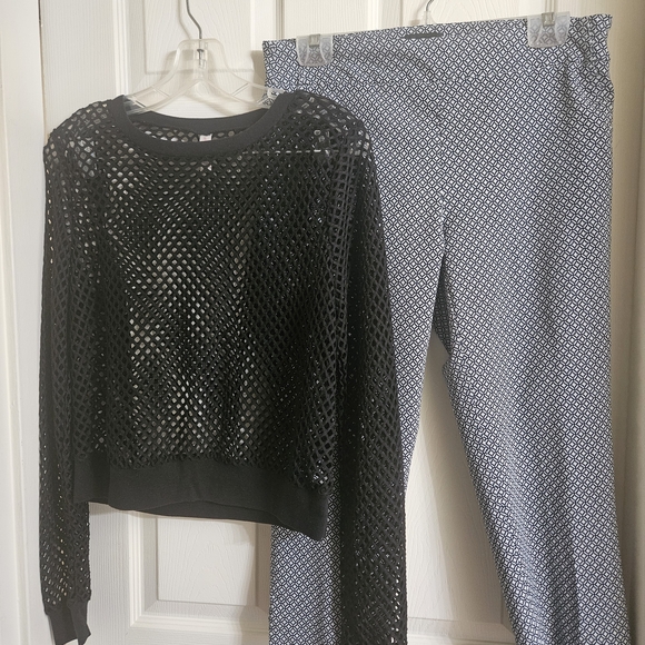 Cynthia Rowley Navy and White Geo Print Top - Picture 7 of 7